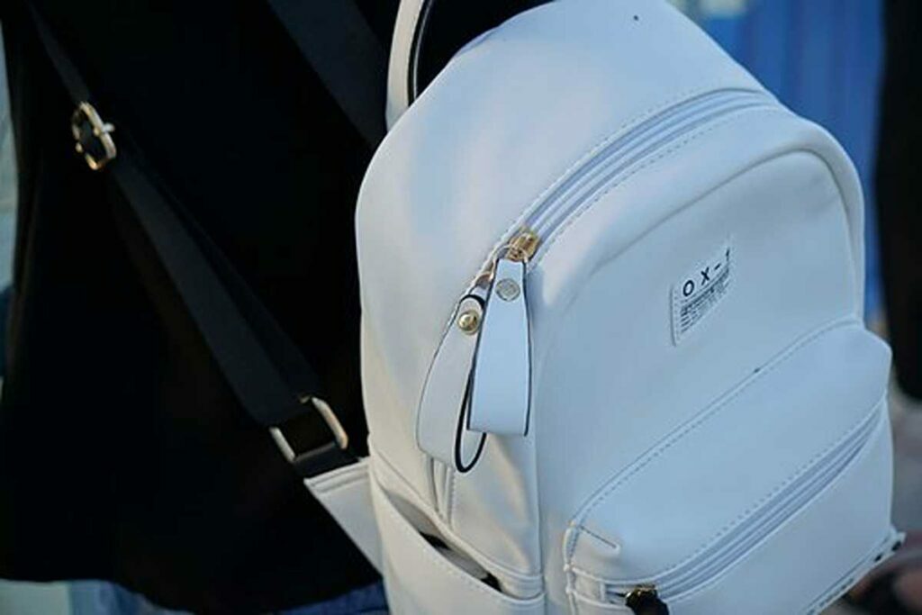 how to get a zipper back on