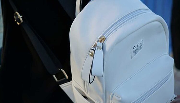 how to get a zipper back on