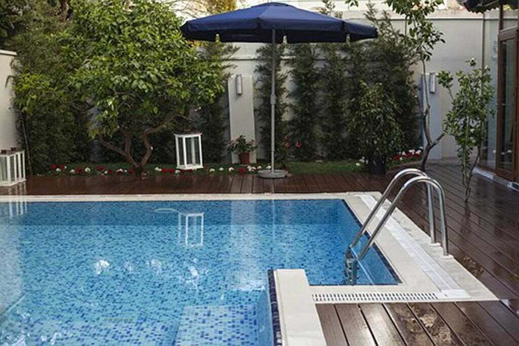 How to Work As a Swimming Pool Tech