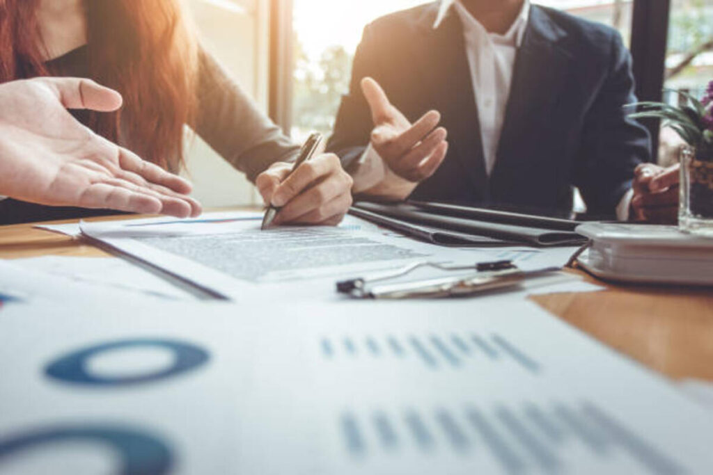 What is the job description of an estate agent?