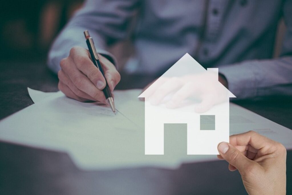 How do I become an estate agent with no experience UK?
